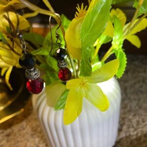 🌻 ♥️ VINTAGE RED & BLACK DROP PIERCED EARRINGS length approx. 2" RARE FIND